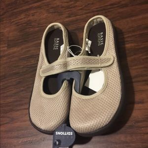 NWT Basic Editions Big Girls Shoes Size 6